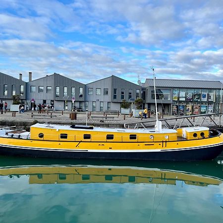 Une Peniche Dans Le Bassin À Flot Du Vieux Port La Rochelle  Exterior foto