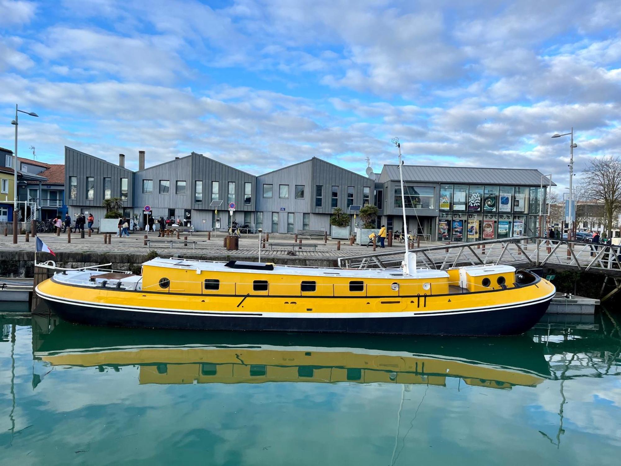 Une Peniche Dans Le Bassin À Flot Du Vieux Port La Rochelle  Exterior foto