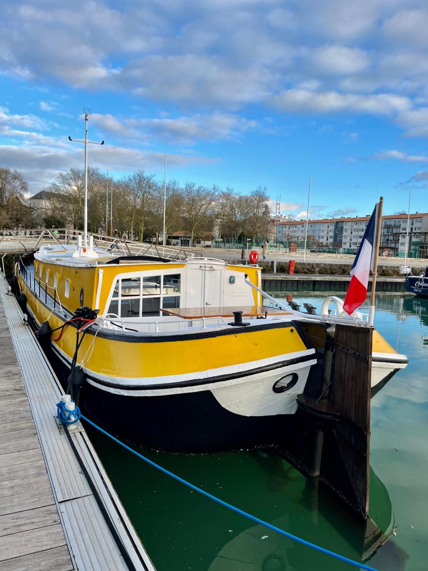Une Peniche Dans Le Bassin À Flot Du Vieux Port La Rochelle  Exterior foto